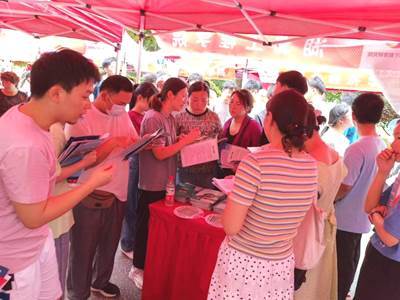 用心用情用力服務(wù)高考考生，專(zhuān)心專(zhuān)注專(zhuān)業(yè)做好招生咨詢(xún)——校領(lǐng)導(dǎo)參與招生咨詢(xún)工作的實(shí)踐與思考